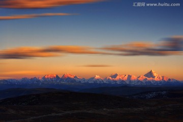 贡嘎日照金山