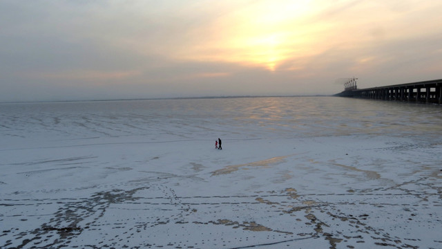 冰封黄河海勃湾水利枢纽
