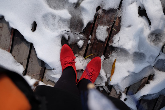 雪地里的红鞋