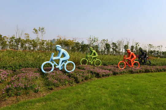 自行车队塑像