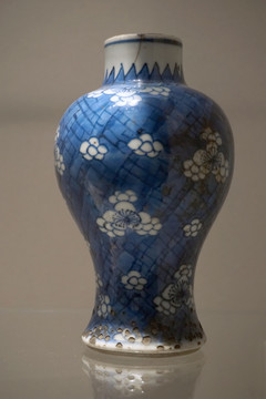 清代民国时期 青花冰梅纹瓷瓶