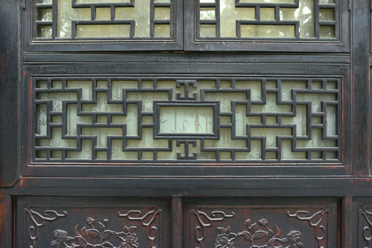 中式雕花门窗及木雕特写