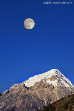 格聂神山风光