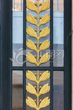上海展览中心 金色雕花玻璃窗
