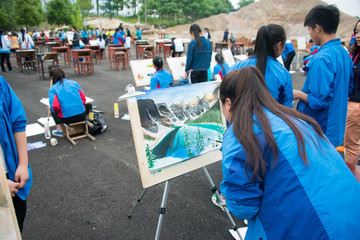 女孩现场写生画画