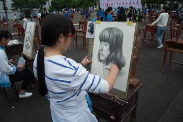 女学生画画