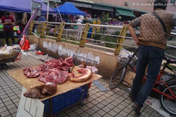 小贩出售山猪肉