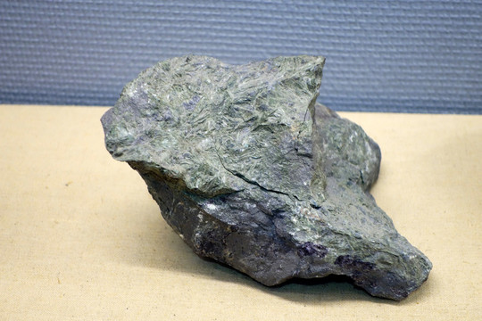 钠闪石型铌稀土铁矿