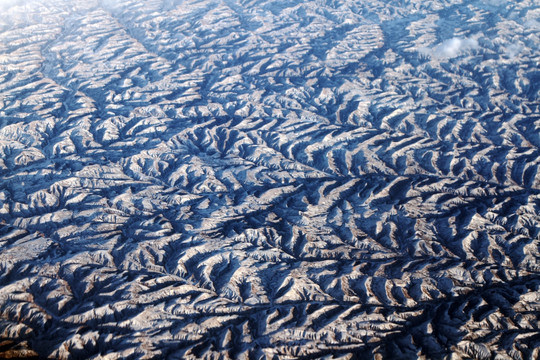 雪后的连绵山峦