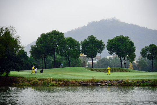 河边的高尔夫球场