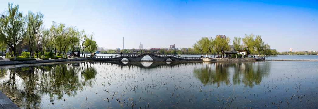 济南大明湖石桥全景