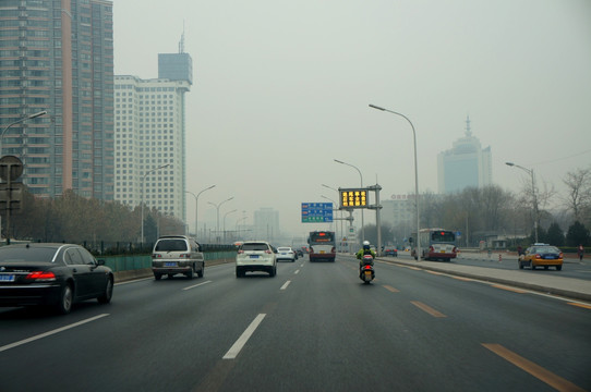 雾霾中的北京西三环路