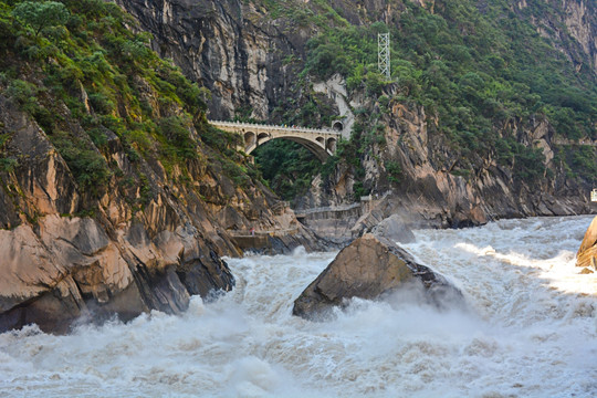 金沙江虎跳峡