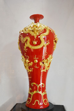 红釉五龙花瓶