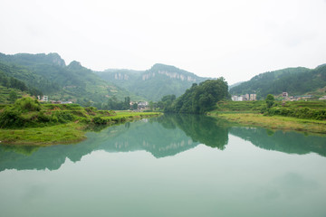 羊桥龙鳌河村寨倒影