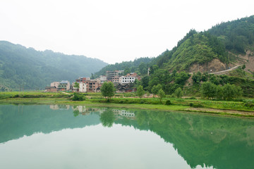 羊桥村寨倒影