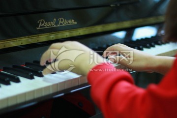 纤纤玉手弹钢琴