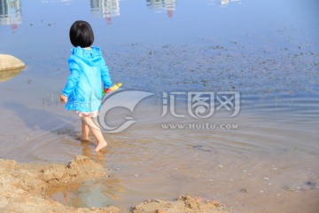 儿童沙滩玩沙子