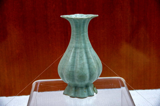 南宋青釉海棠式瓶