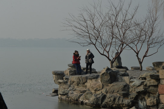 游客在雾霾中欣赏颐和园