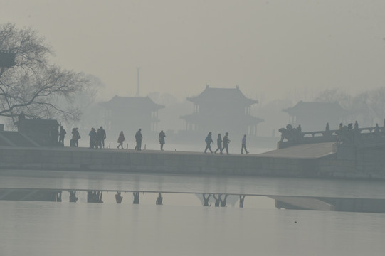雾霾中的颐和园游客