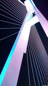 斜拉桥近观夜景