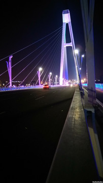斜拉桥近观夜景，斜拉桥