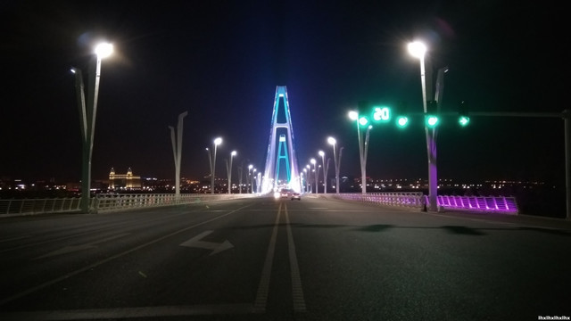 斜拉桥正桥面夜景