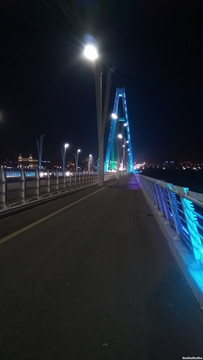 斜拉桥人行道夜景
