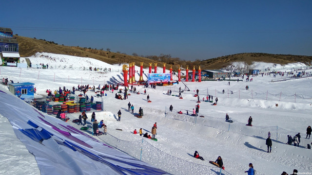 滑雪场，冬季户外运动场