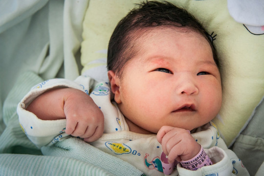 初生婴儿睁开眼睛