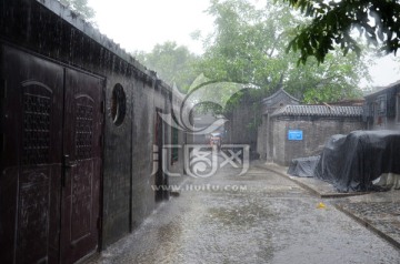暴雨里的北京胡同