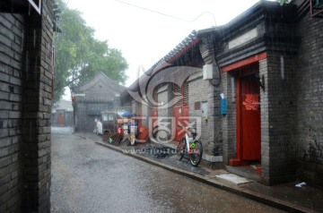 暴雨里的老北京胡同