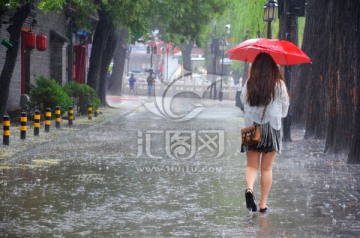 暴雨里行走的打伞女子