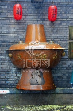 青砖墙上的铜火锅