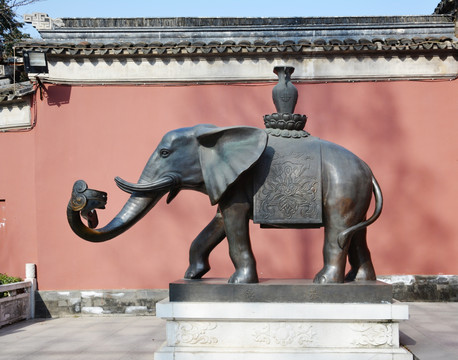 大象铜像
