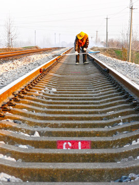 铁路工人检查铁轨