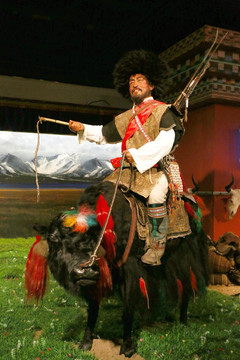 骑牦牛的藏族猎人塑像