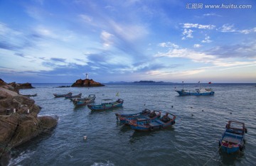 大海上的灯塔和渔船