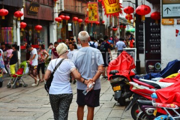 手牵手老夫妻