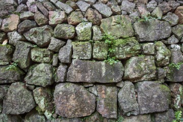 青苔石块墙