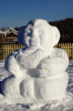 雪雕捧着金元宝的人物