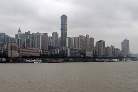 细雨中的重庆江畔