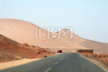 新疆火焰山道路