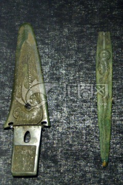 战国蚕纹铜戈 蛇纹柳叶形铜剑