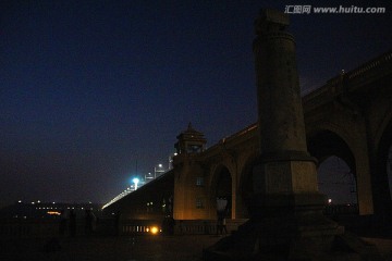 武昌 长江大桥边 纪念碑