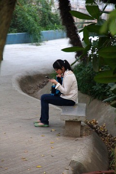 国立武汉大学 路旁的女孩