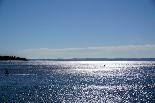 海洋大海海岸线海景波光粼粼