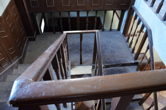 老房子内部的木楼梯