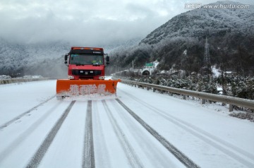 四川雅西高速公路除冰除雪现场图